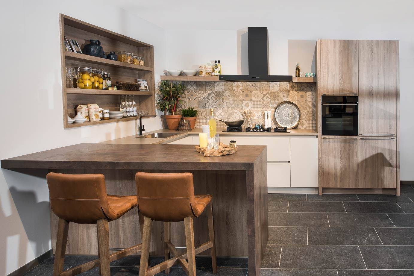 Houten u keuken met bar en kastenwand. Voorzien van greeploos front.