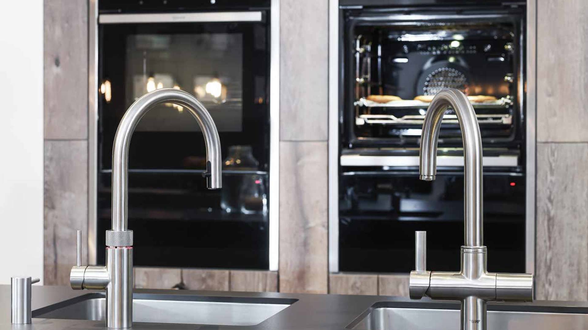 Landelijk moderne keukeneiland met Quooker kokendwaterkraan