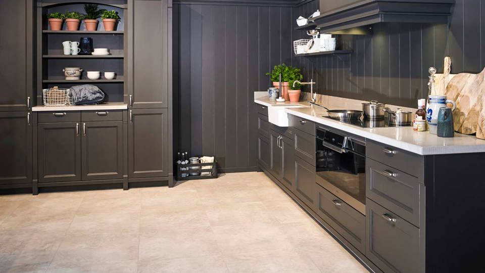 Zwarte landelijke keuken met kast. Compleet met grijs aanrechtblad met witte spoelbak.