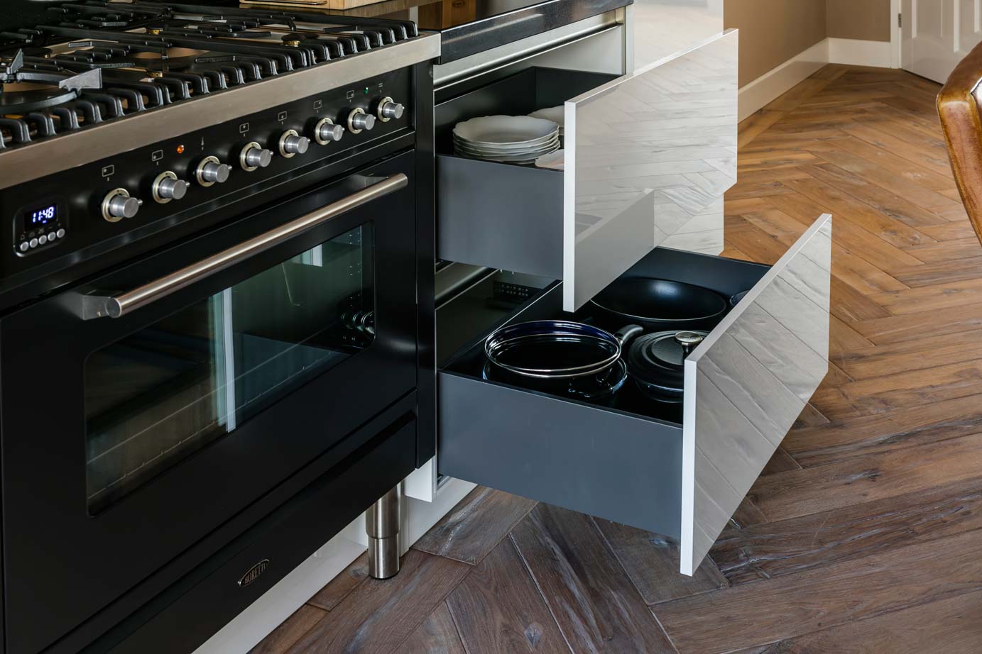 Moderne keuken Urk met mooie lades