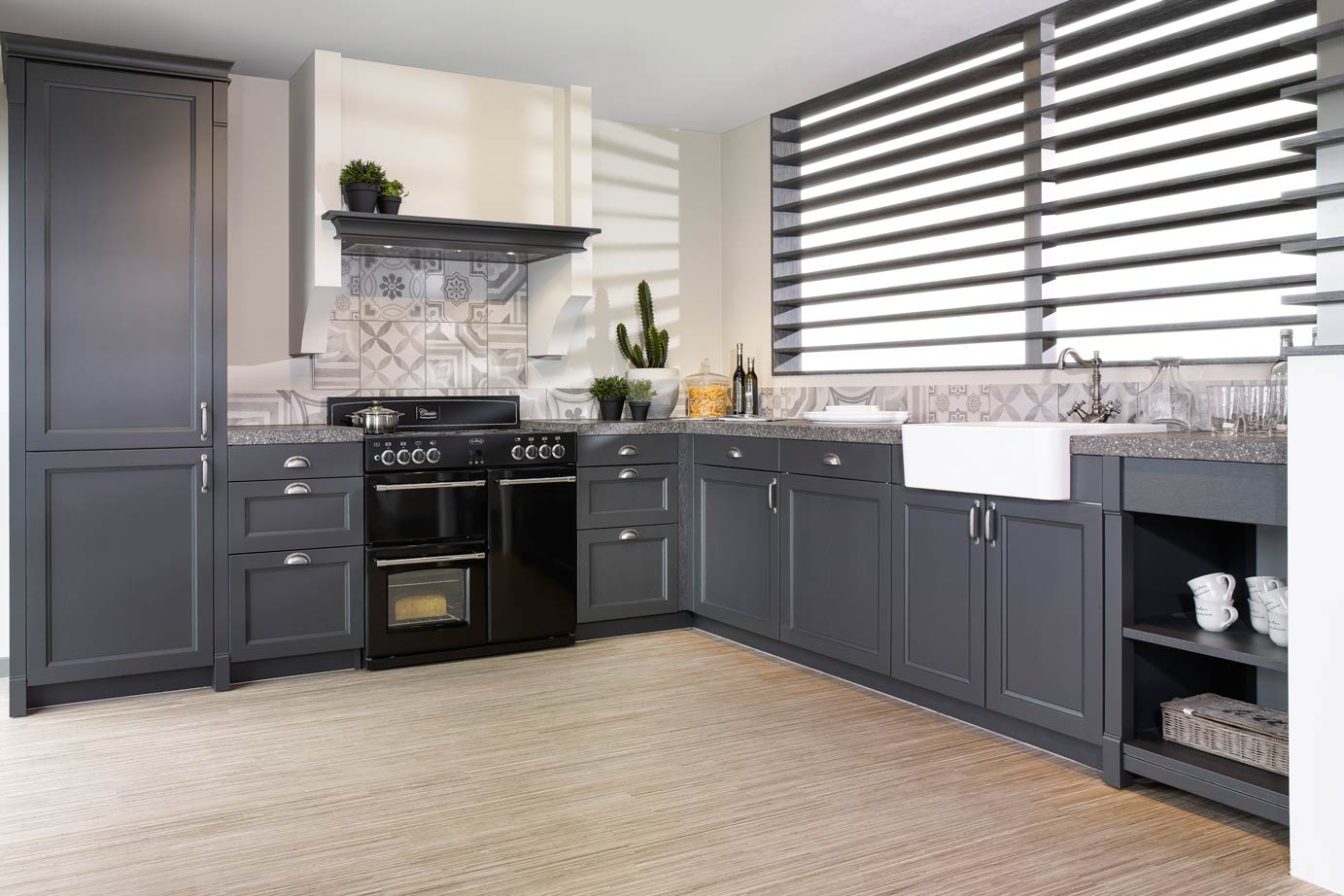 Zwarte landelijke hoekkeuken met fornuis en witte spoelbak