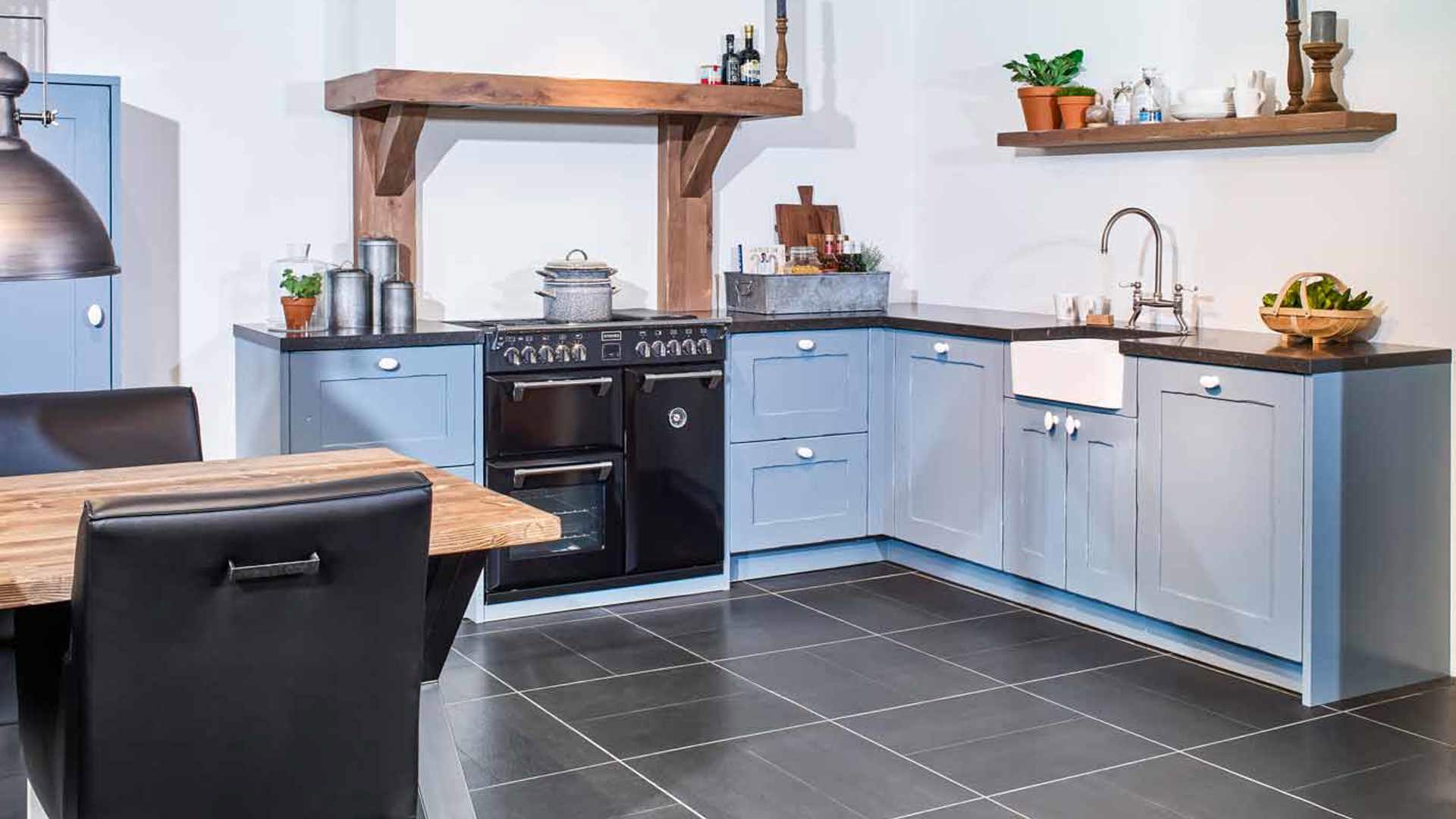 Blauwe landelijke keuken in hoekopstelling