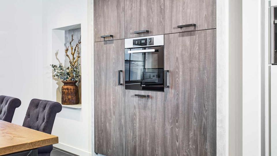 Grijze keuken met kastenwand in industriële stijl