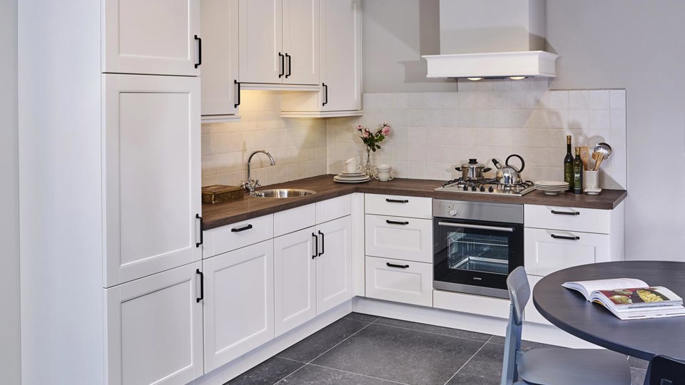 Goedkope landelijke hoekkeuken in de kleur wit