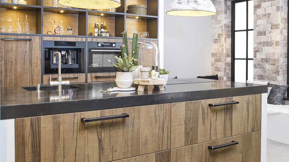 Industrieel kookeiland met kastenwand en steenbehang