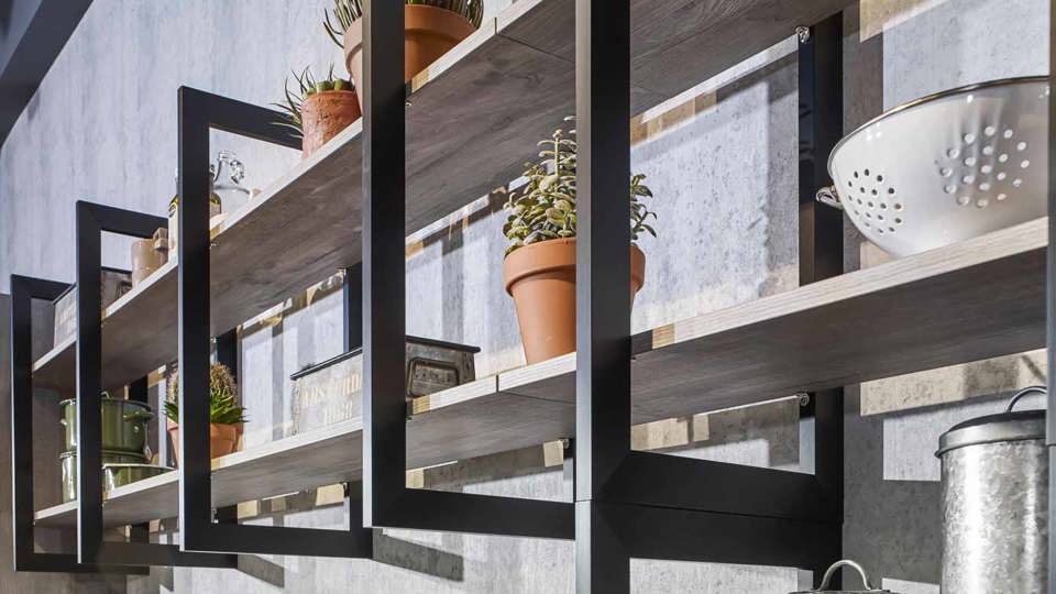 Industriële keuken met ijzeren wandrekken en houten legplanken