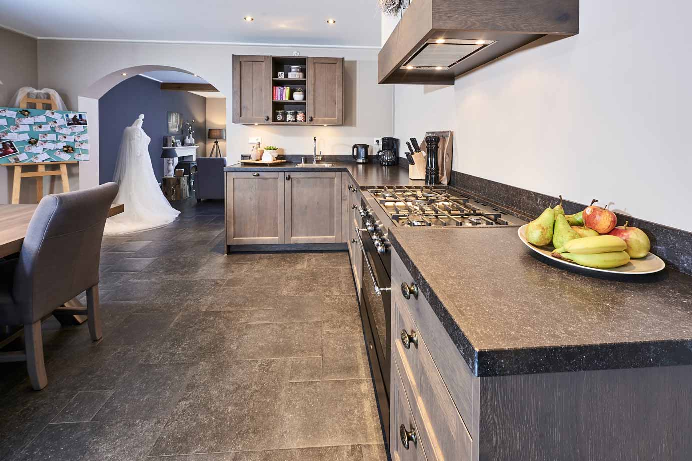 Landelijke houten keuken Krabbendijke in hoekopstelling