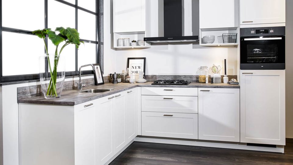 Een kleine tijdloze hoekkeuken in de kleur wit