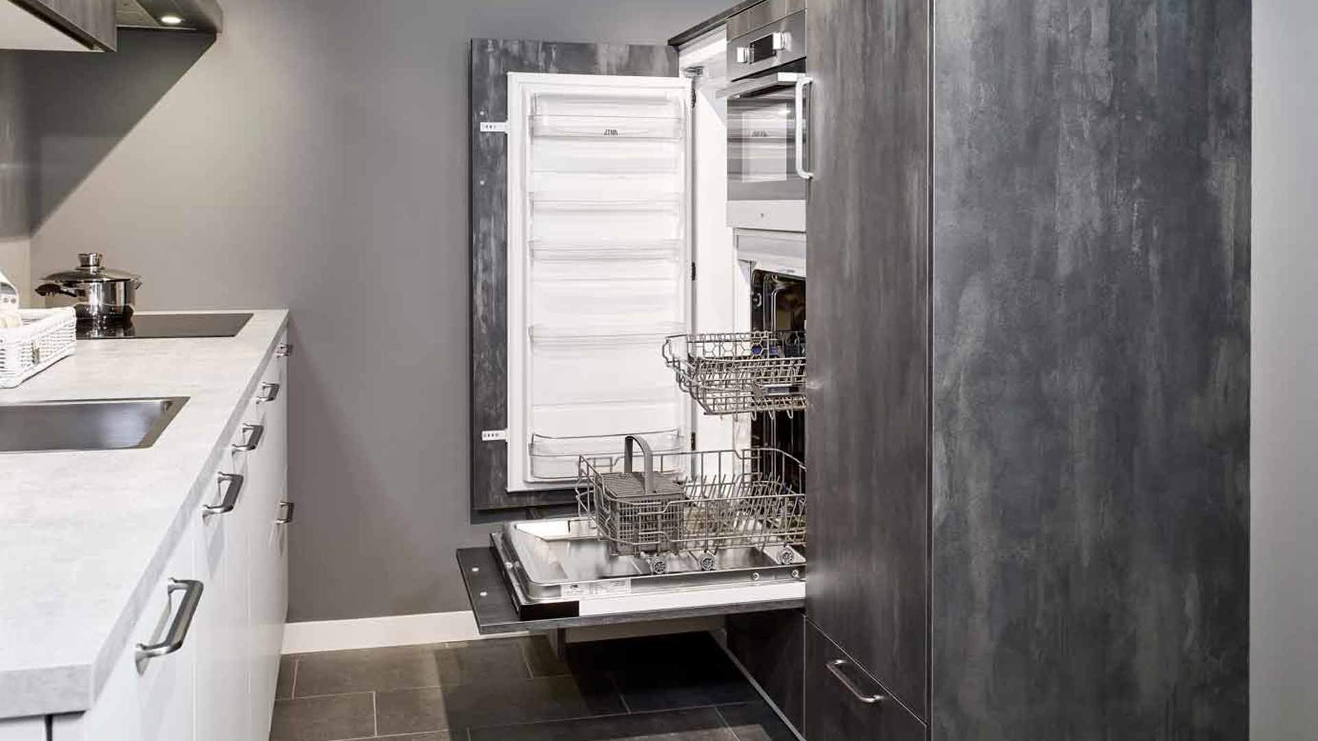 De verhoogde vaatwasser maakt deze parallel keuken extra praktisch