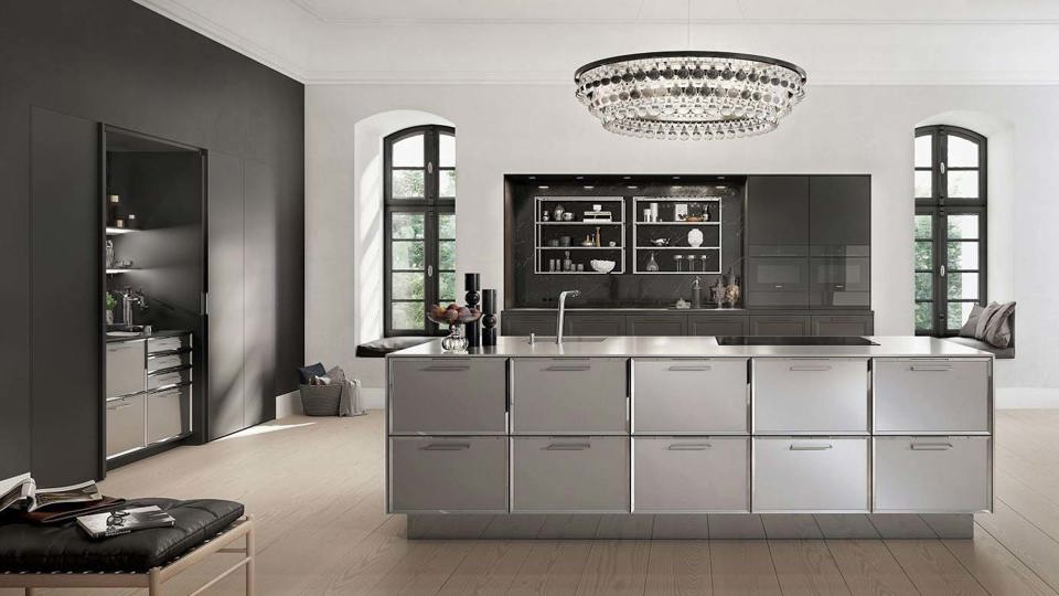 SieMatic Classic Collection: keuken met eiland in de Beauxarts SE stijl en met mat zwarte kasten
