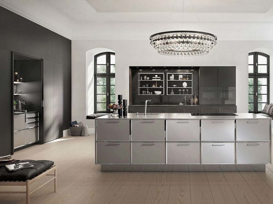 SieMatic Classic Collection: keuken met eiland in de Beauxarts SE stijl en met mat zwarte kasten