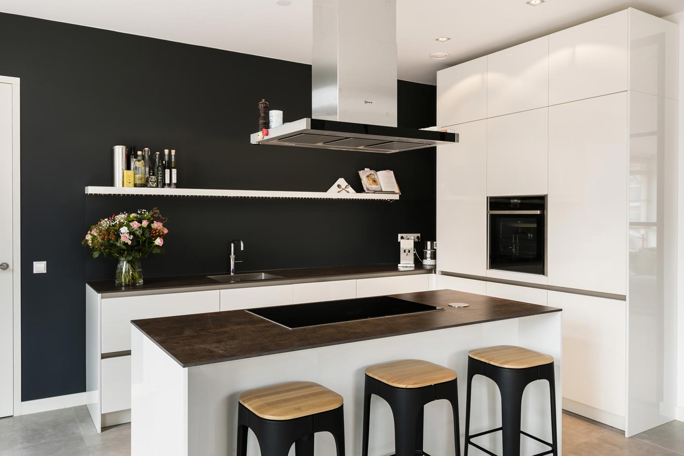 Keuken met kookeiland, geplaatst in Bloemendaal. Voorzien van kastenwand.