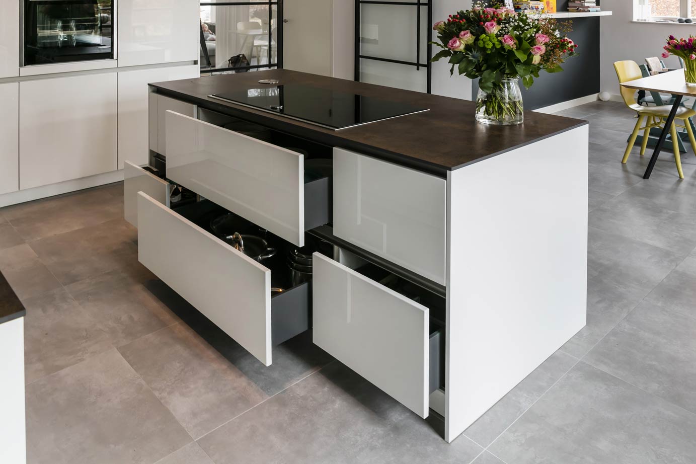 Keuken met kookeiland geplaatst in Bloemendaal, met grote lades in kookeiland