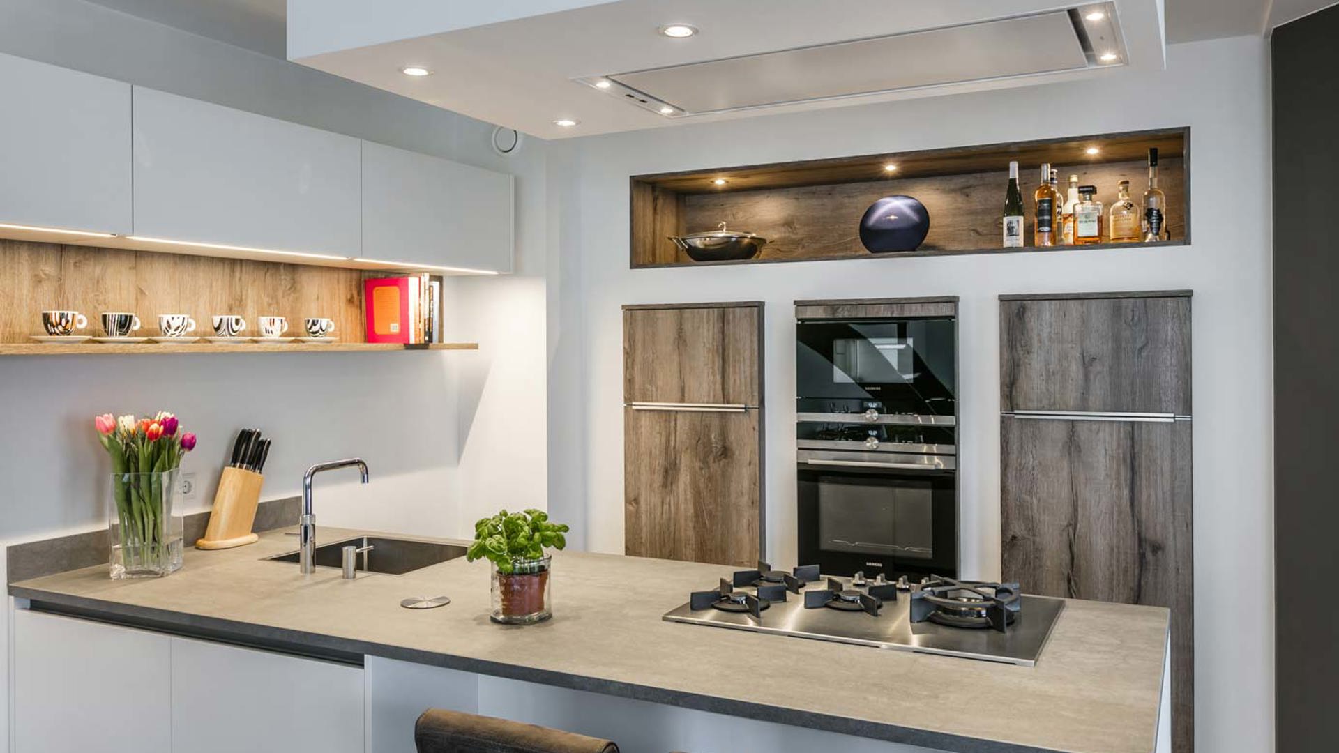 Moderne keuken met schiereiland