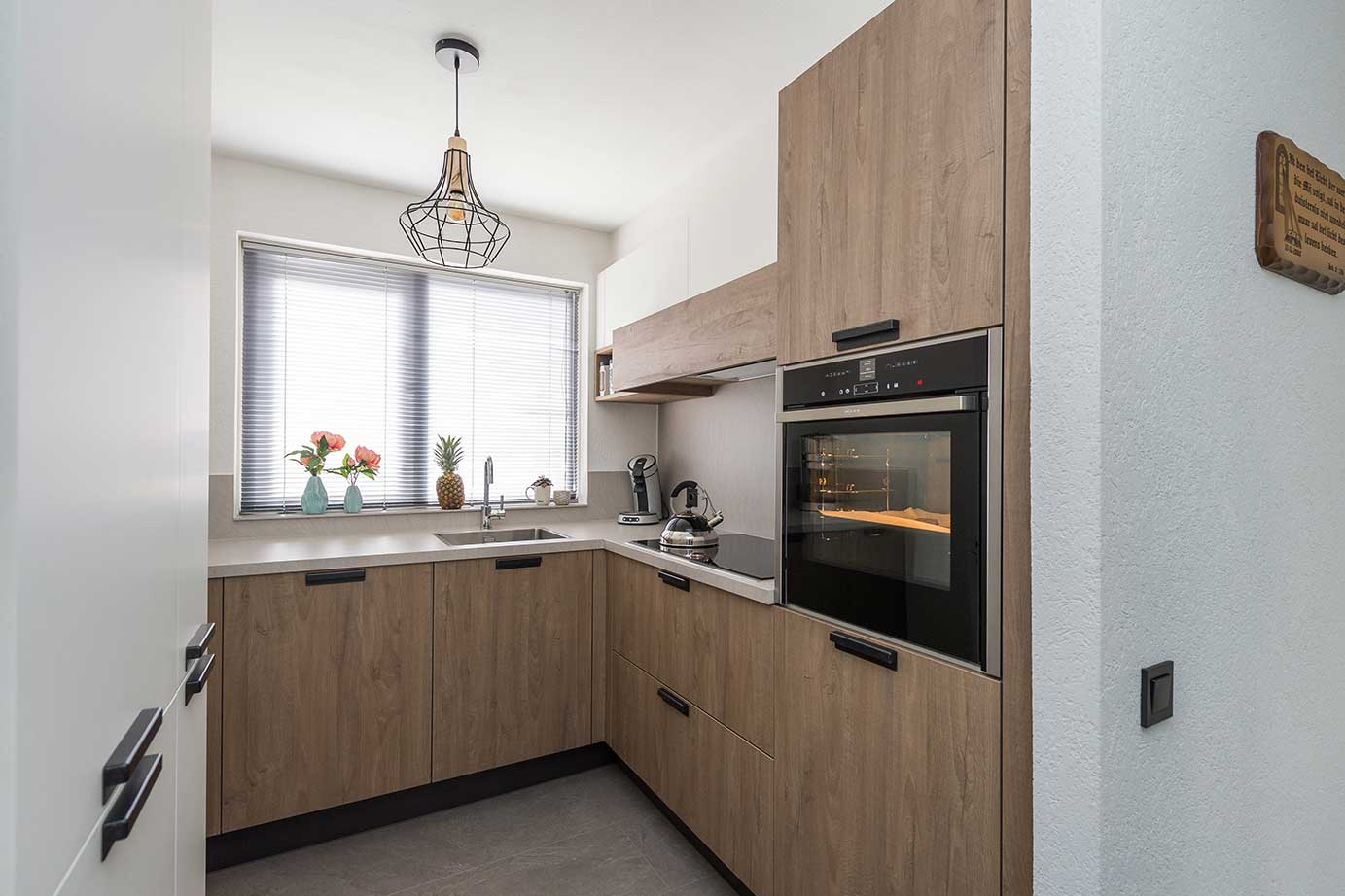 Tijdloze hoekkeuken in twee kleuren