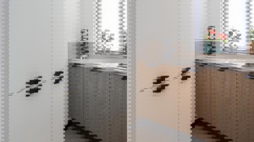 Tijdloze hoekkeuken met lichtkleurig werkblad