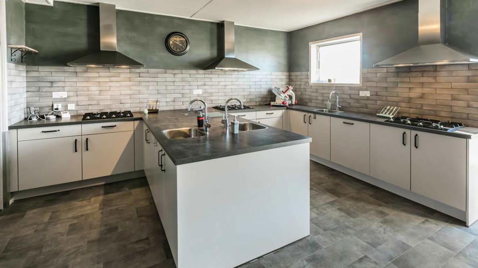 Keuken zorgboerderij Bennekom met 2 spoelbakken in eiland
