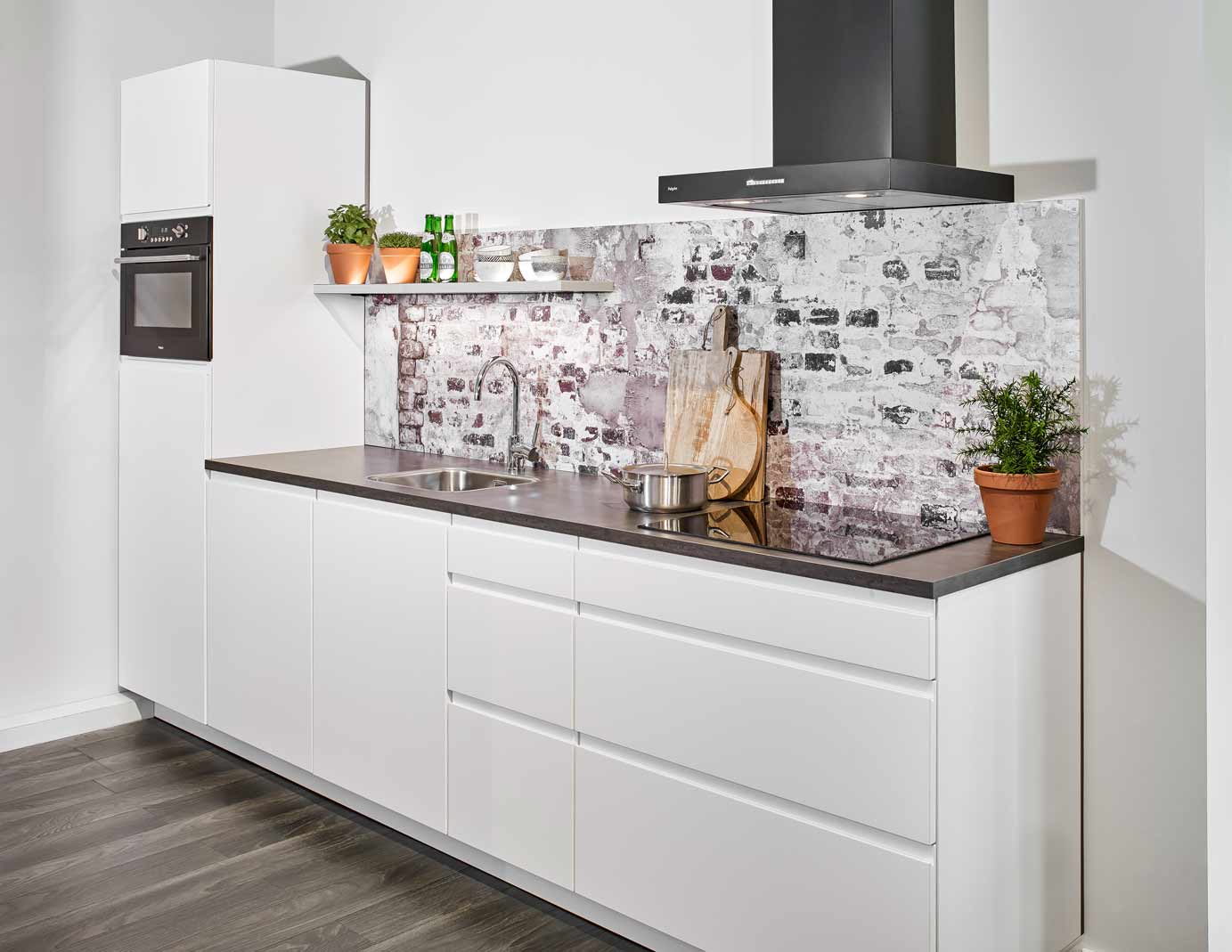 Rechte witte keuken met greeploos front