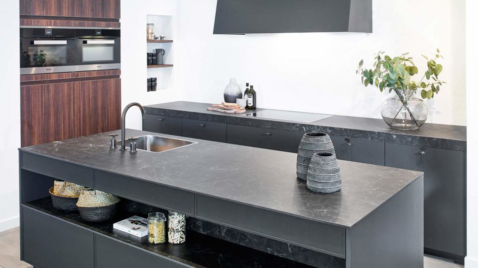 Luxe grijze eiland keuken met houten kastenwand