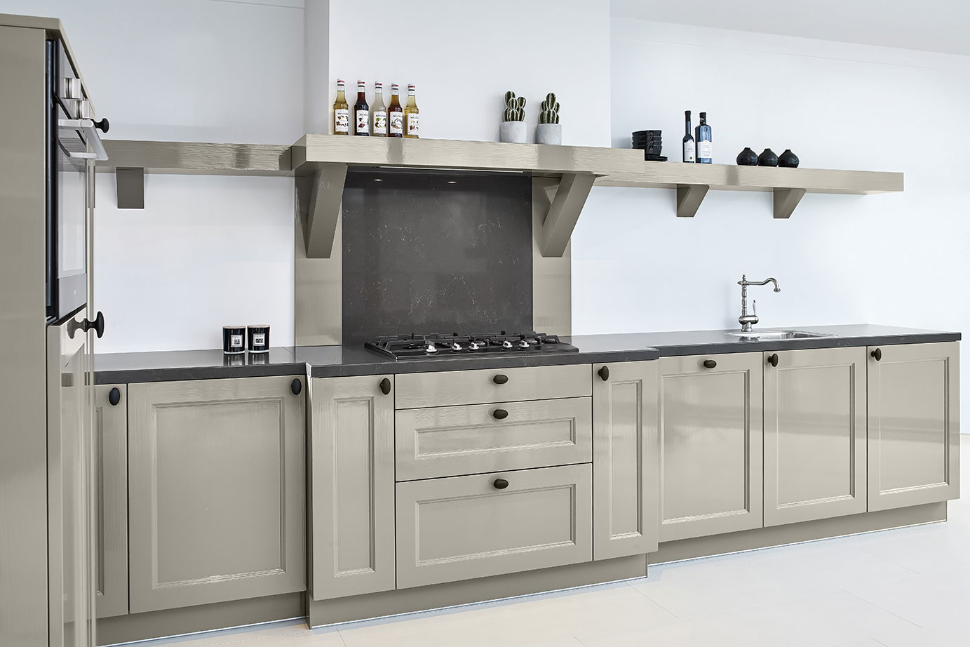 Hoogglans gelakte keuken in landelijke stijl, met schouw en losstaande kast