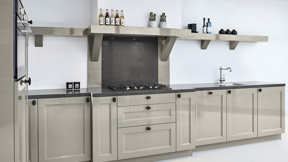 Hoogglans gelakte keuken in landelijke stijl, met schouw en losstaande kast