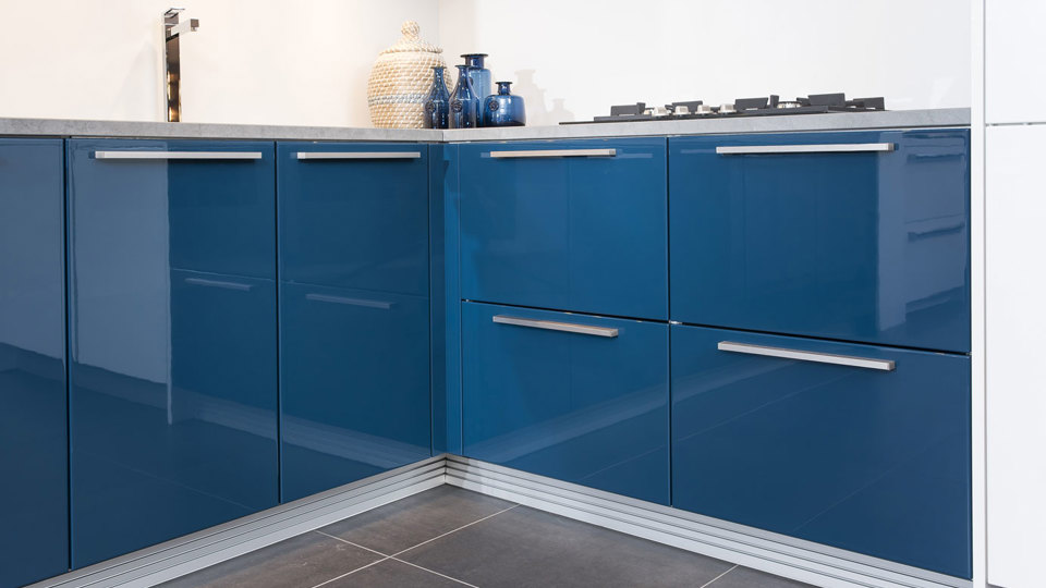 Hoogglans keuken blauw. Hoekkeuken met kastenwand.