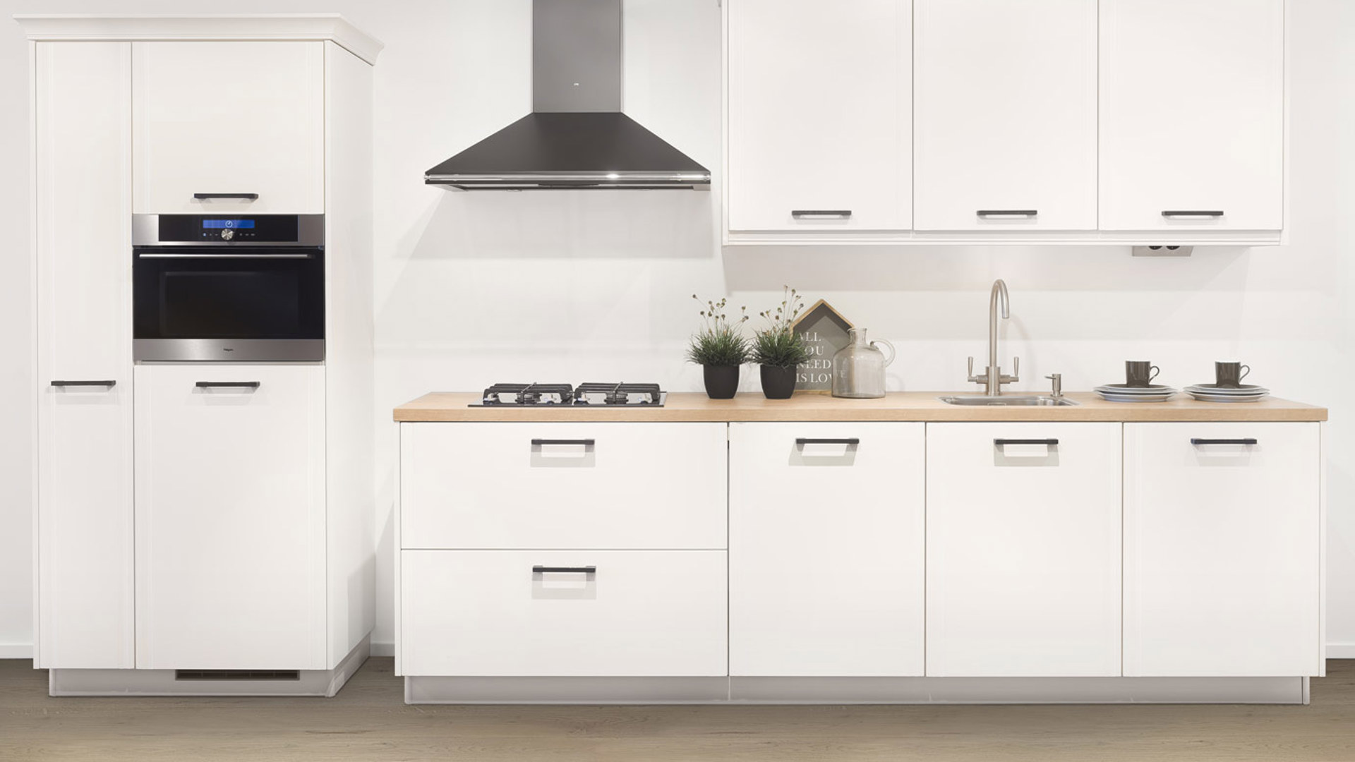 Tijdloze kleine keuken in de kleur wit