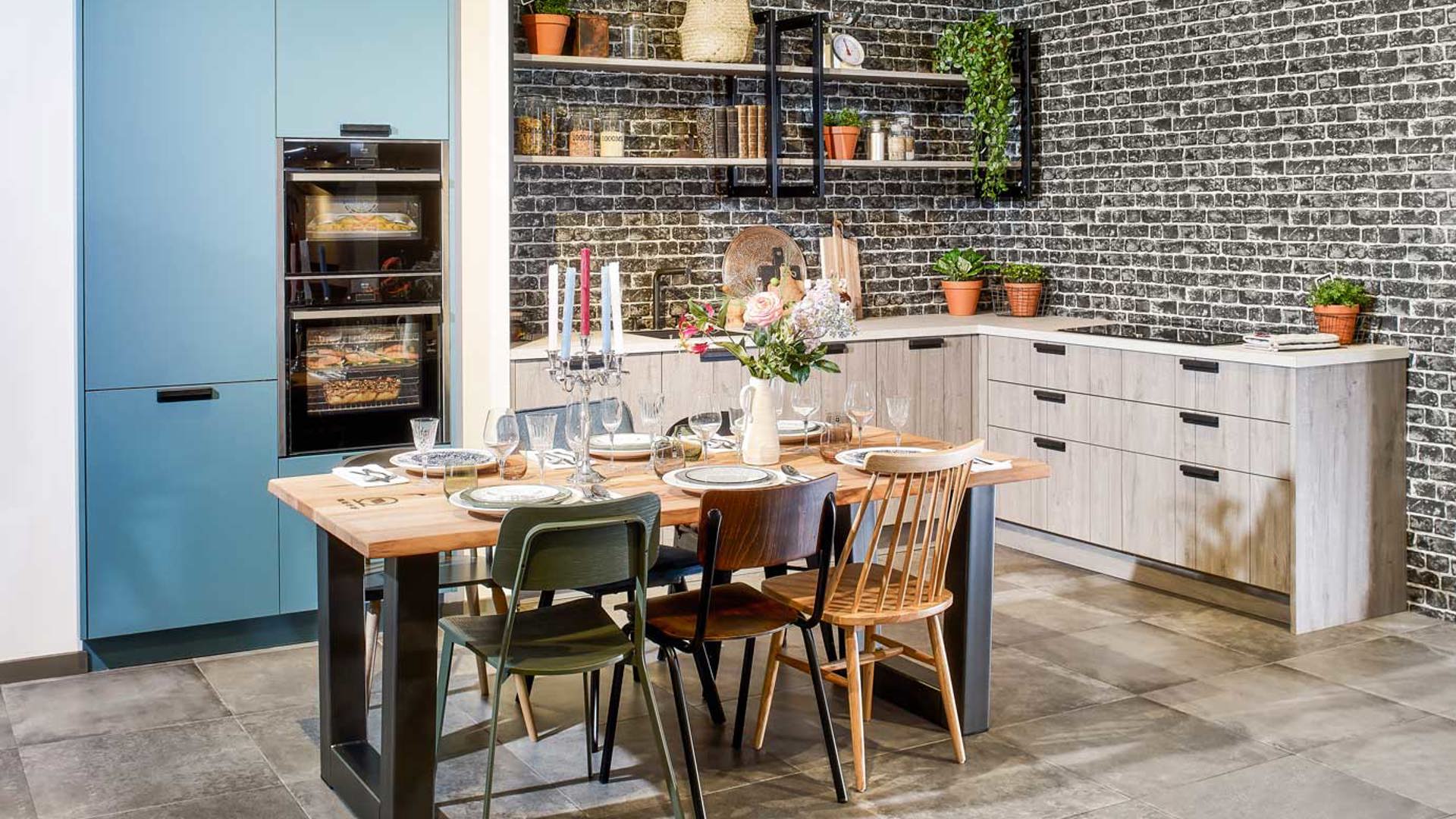 Industriële houten keuken in hoekopstelling