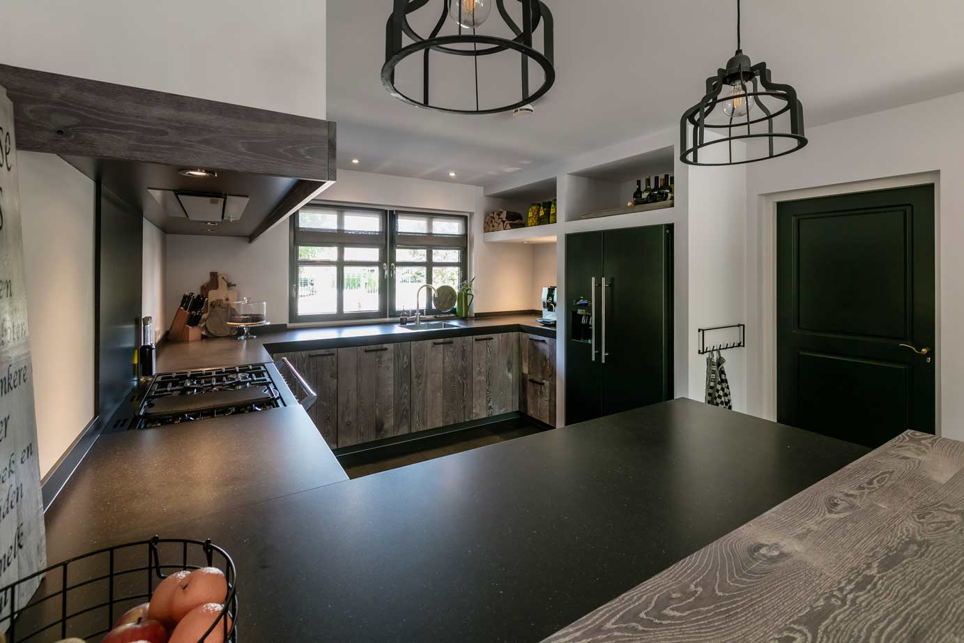 Houten keuken met eiland en fornuis