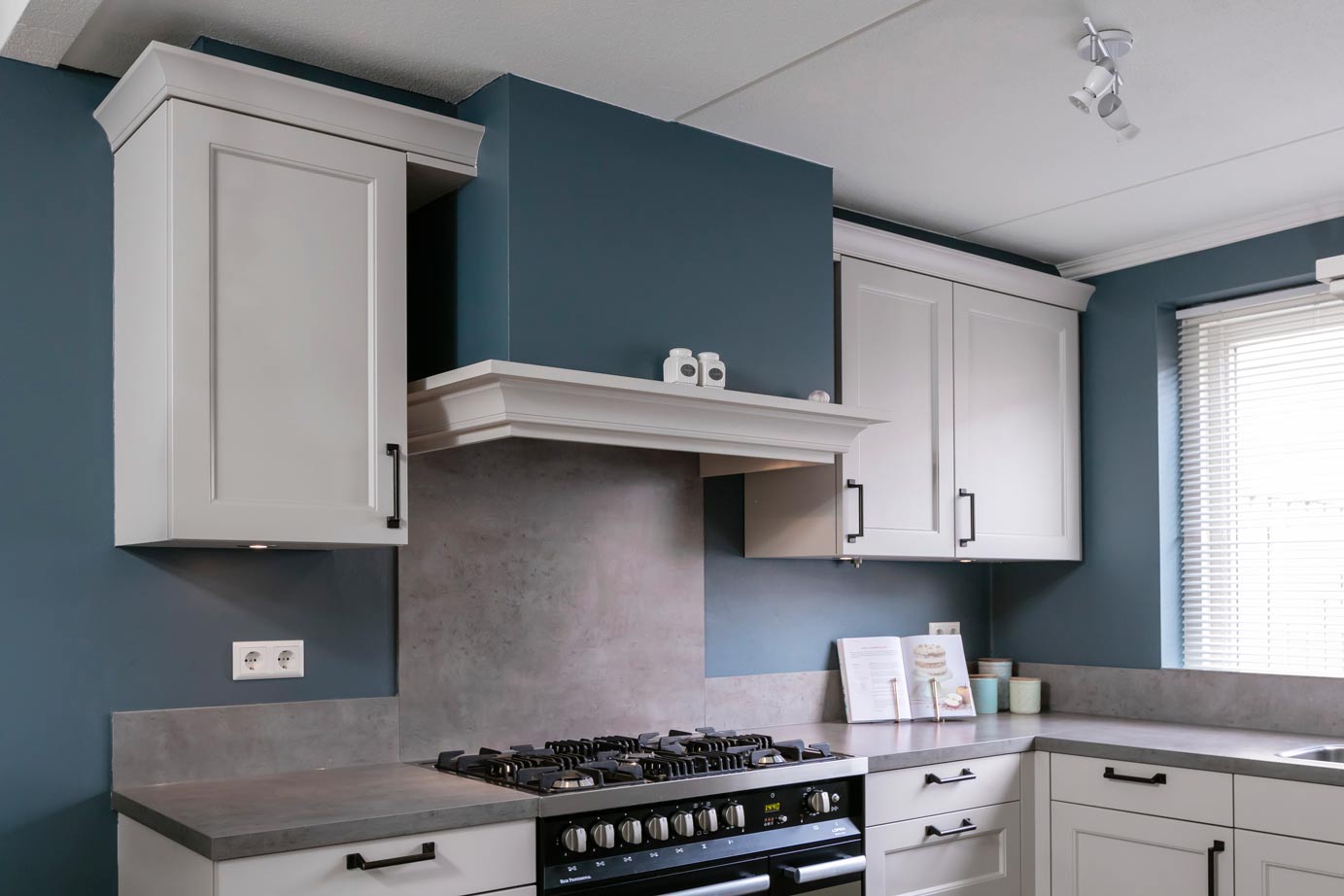 Landelijke U-Keuken Urk, prachtige schouw