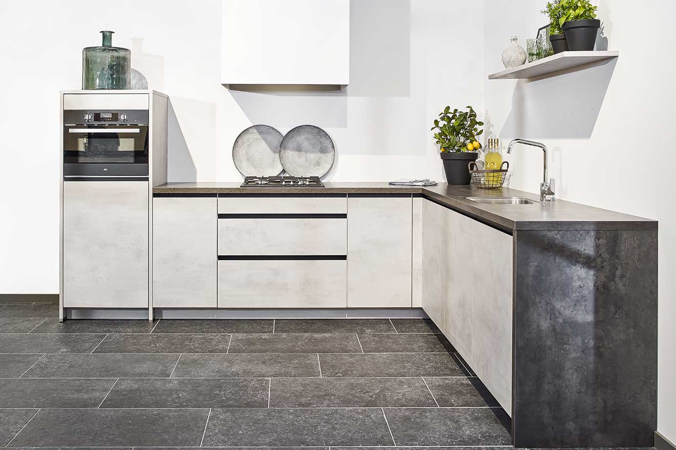 Goedkope hoekkeuken met greeploos front in betongrijze kleur