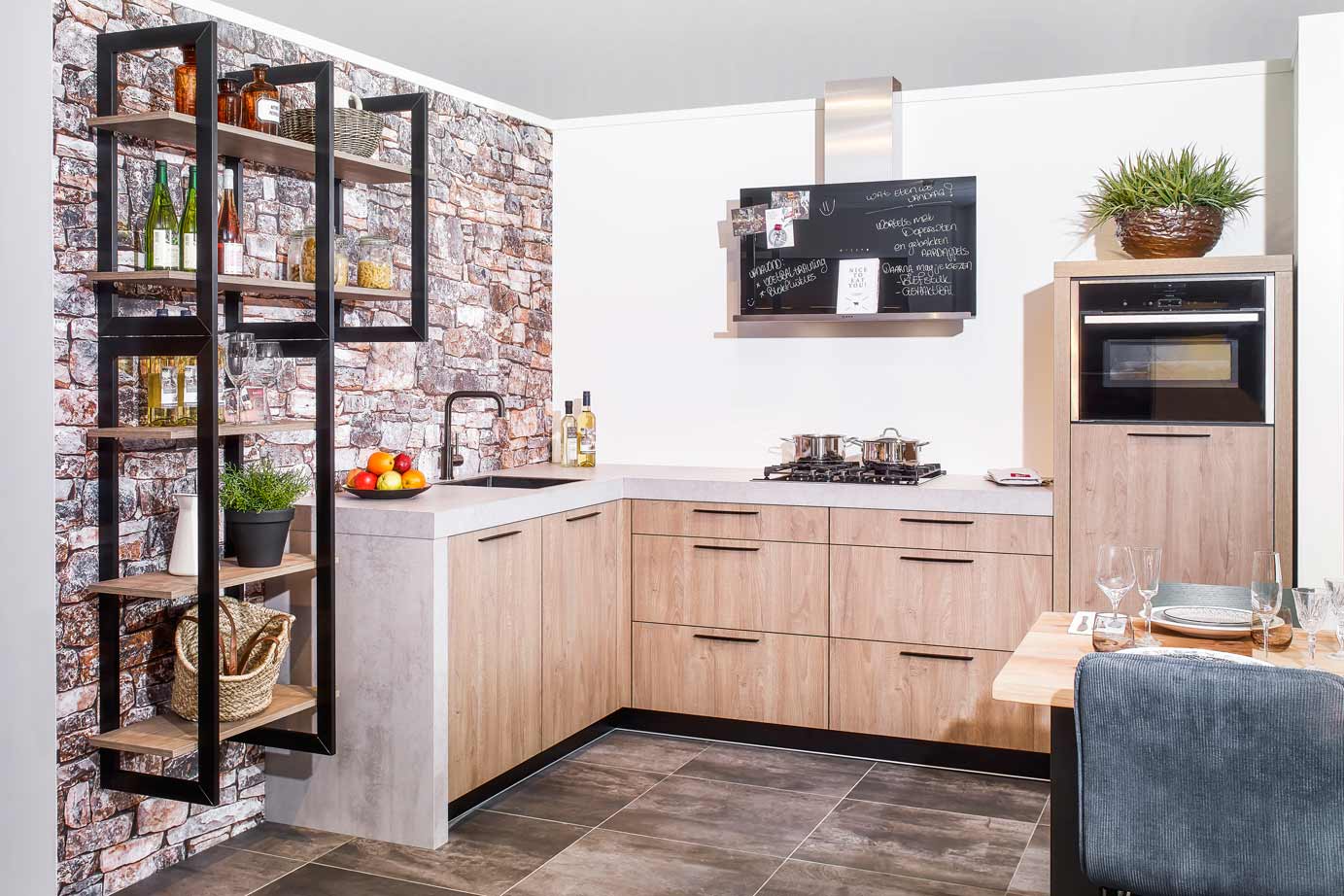 Industriële houten keuken in hoekopstelling, compleet met NEFF apparatuur