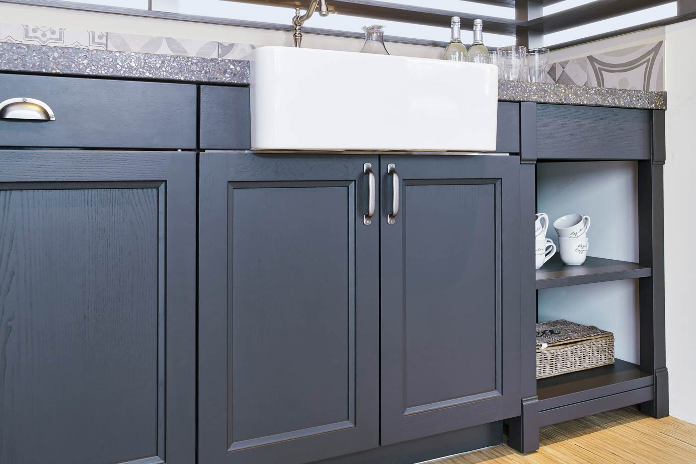 Landelijke keuken in de kleur grijs, met witte klassieke spoelbak