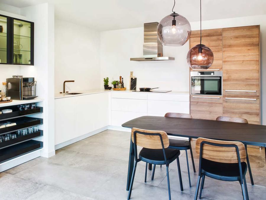 Hoekkeuken in Scandinavische stijl met hoge kasten