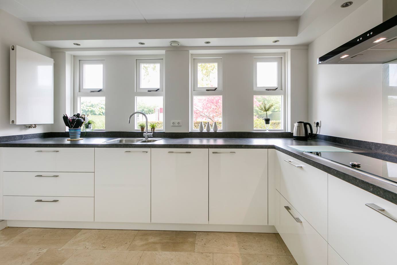 Tijdloze hoekkeuken Dronten, veel ruimte