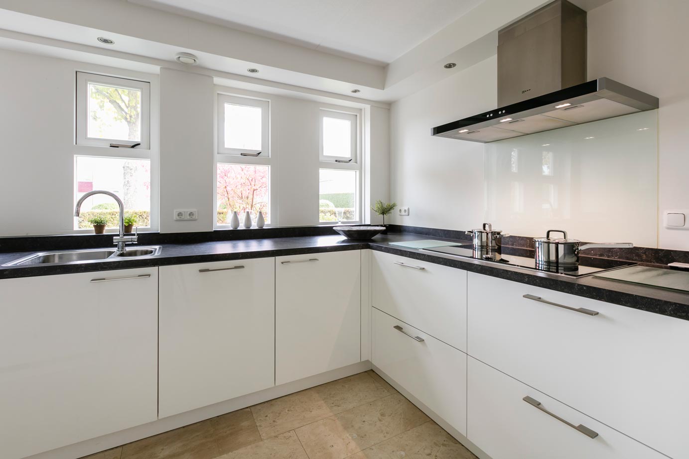 Tijdloze hoekkeuken Dronten, brede afzuiger