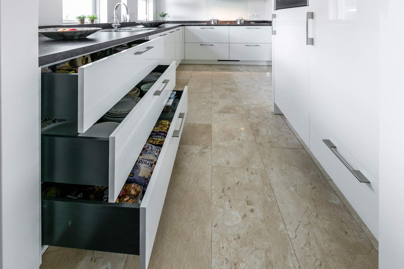 Tijdloze hoekkeuken Dronten, brede lades