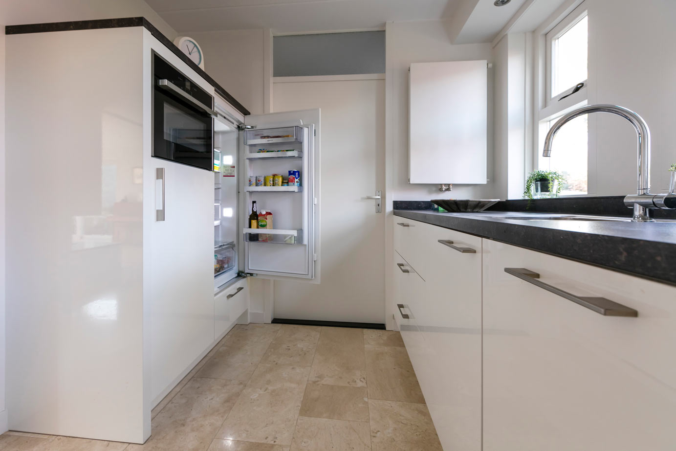 Tijdloze hoekkeuken Dronten, kasten voor apparatuur