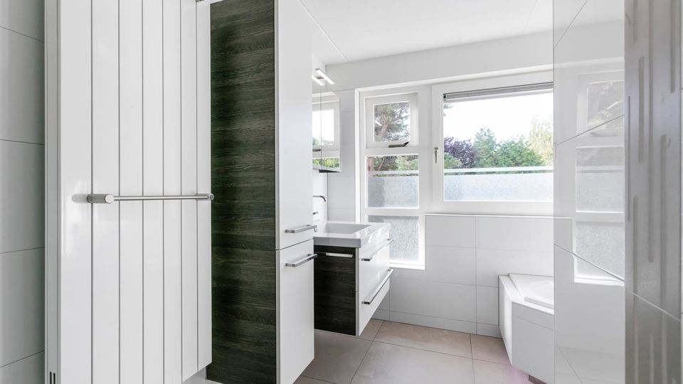 Badkamer Lelystad met kastruimte