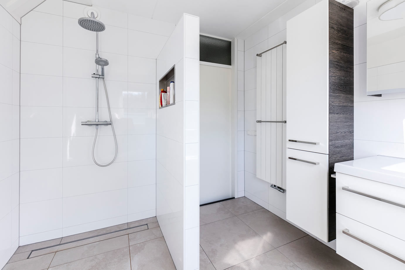 Badkamer Lelystad, aparte douchehoek