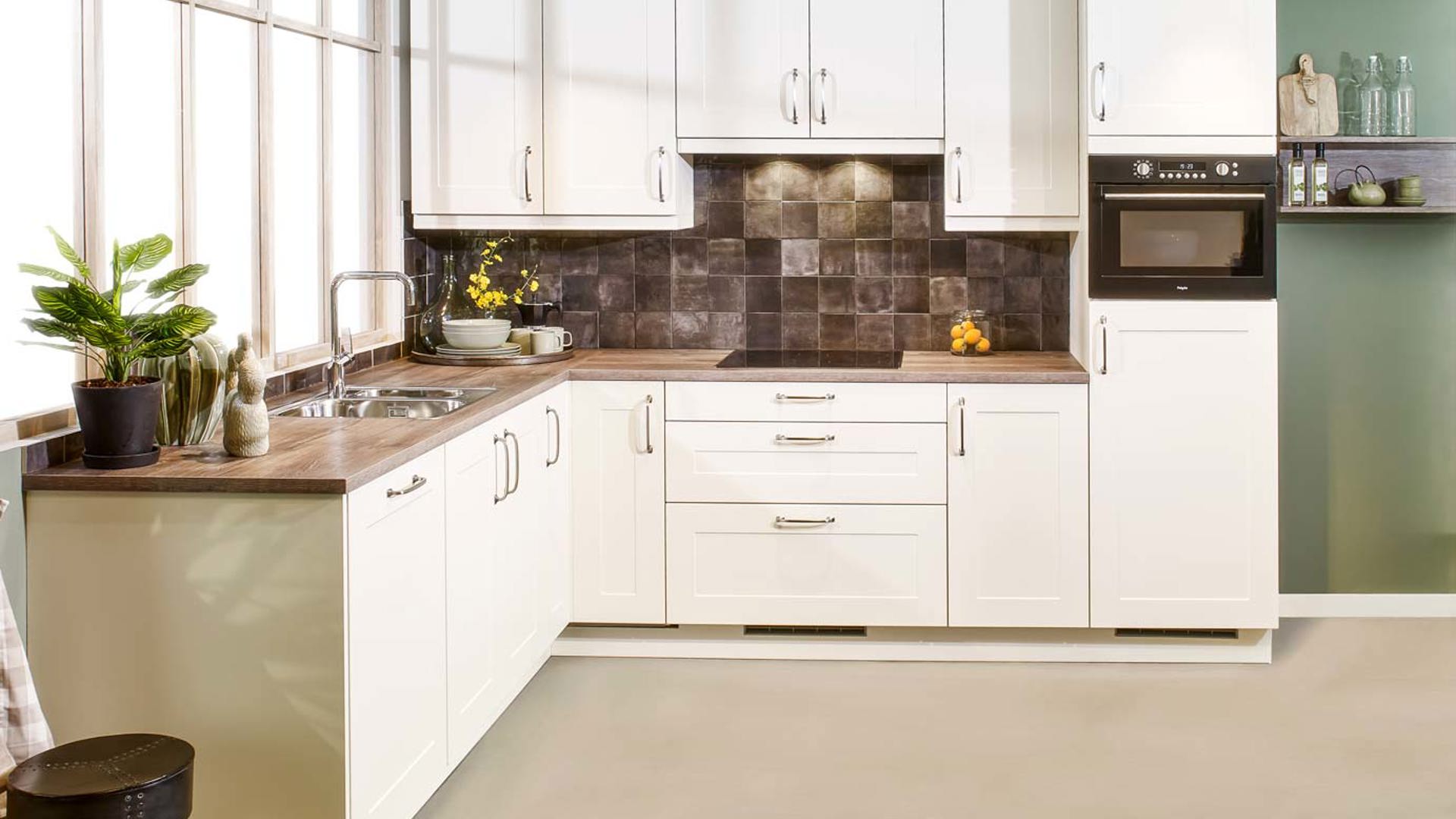 Tijdloze hoekkeuken in het wit, met zwarte apparatuur