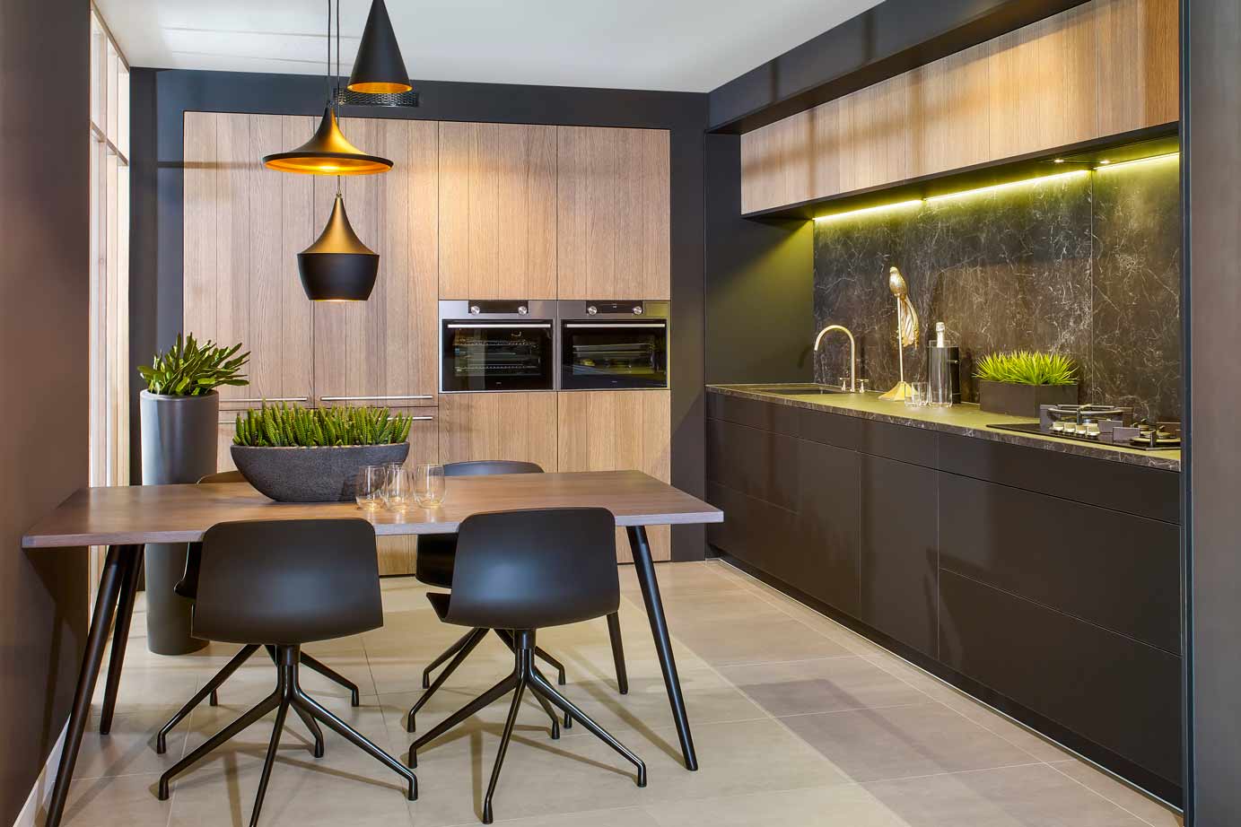 Zwarte keuken met hout en marmeren aanrechtblad