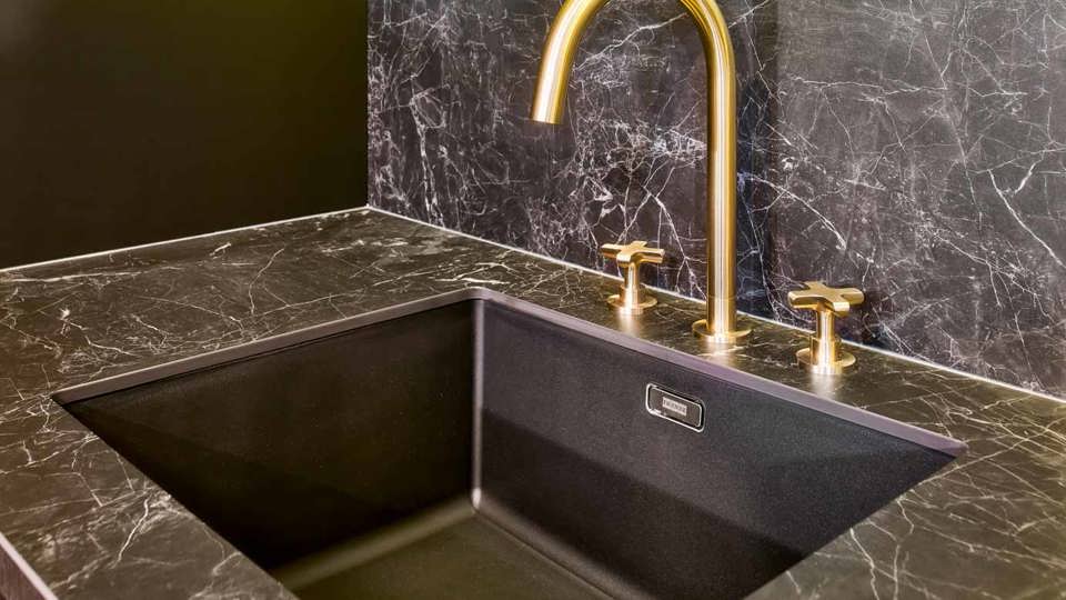 Zwart aanrechtblad in marmerlook