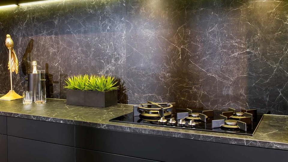 Zwart werkblad en achterwand in marmerlook