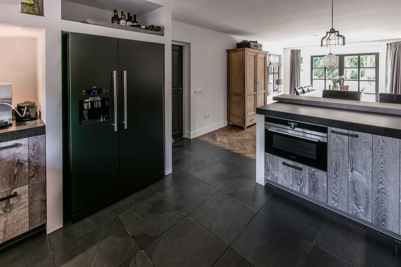 Amerikaanse koelkast in keuken, in de kleur matzwart