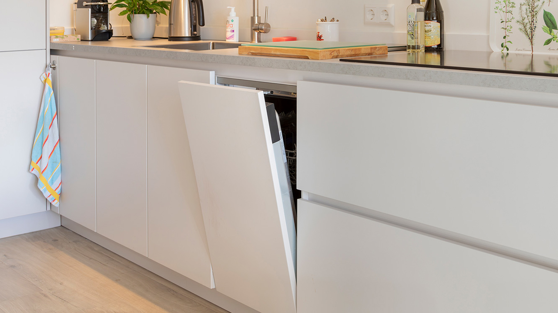 Greeploze lades en smalle vaatwasser