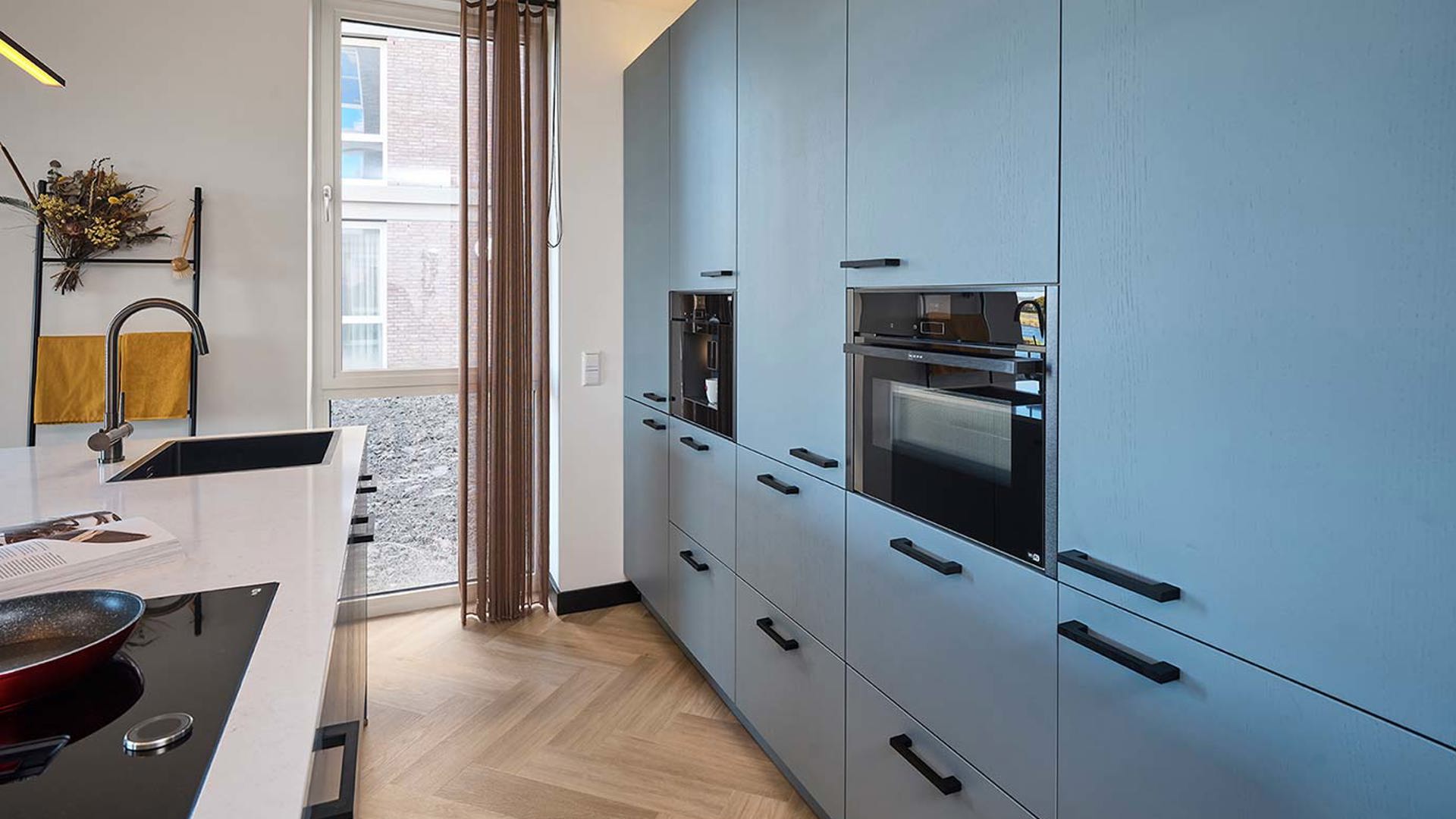 Moderne Kleurrijke Keuken Met Kastenwand