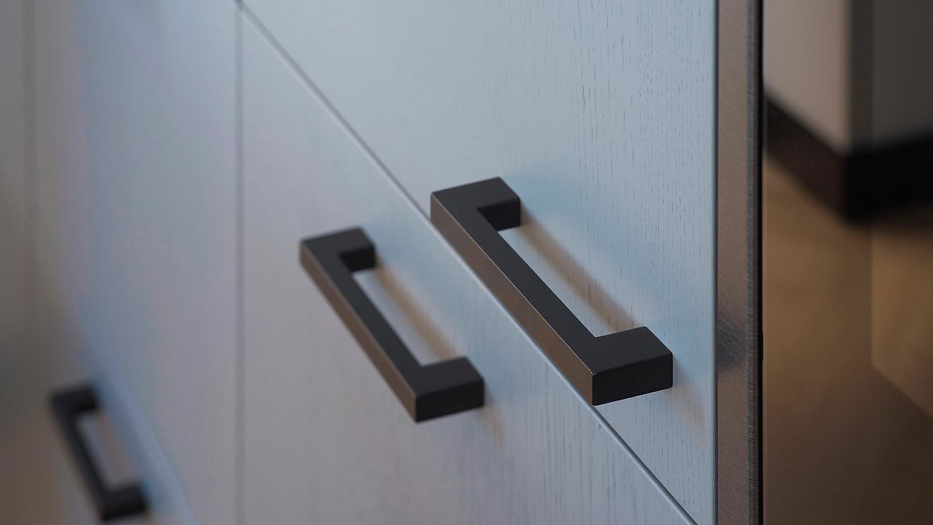 Moderne Kleurrijke Keuken Met Zwarte Handgrepen