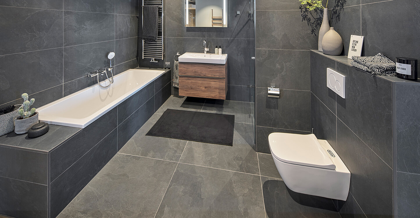 Badkamer Met Donkere Tegels