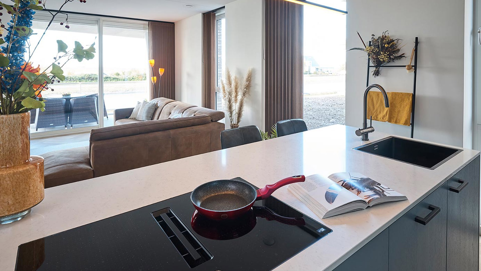 Moderne Kleurrijke Keuken Met Inductiekookplaat